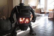【高知】めちゃくちゃ強そう...　鉄工所が作った「ロボット型薪ストーブ」がロマンしかない