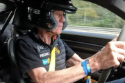こんなに凄い高齢者の運転。76歳なのにポルシェを260km/h以上で走らせるヴァルター・ロールさんの動画。