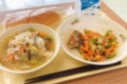 給食を残してクラスのみんなに謝罪、完食指導による心の傷で「会食恐怖症」に・・・