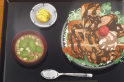 【悲報】アニメ「日々は過ぎれど飯うまし」、食文化を掲げながら味噌汁の位置を間違えて大炎上待ったなし【画像】