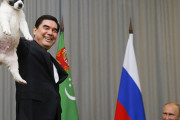 【動画】トルクメニスタンのパワー系大統領、犬の抱き方が酷すぎて炎上