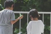 【悲報】子供さん、アパートの吹き抜けから落ちてしまう
