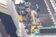 【動画】 首都高5号線下りで5台絡む事故 「車両大破」「反対車線にも多量のブロック」「取り残されている人」  救助活動続く