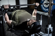 【閲覧注意】ベンチプレスに失敗した男さん、ガチで痛そう・・・・・・・