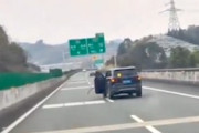 【動画】右へ左へと衝突しながら無人で走る続ける車が目撃される。