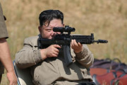 北朝鮮でライセンス生産されたAK-12アサルトライフルを試射する将軍！