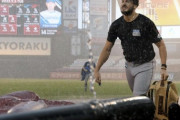 日ハム・ポンセ、突然のゲリラ豪雨でびしょ濡れ