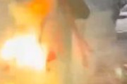 【火遊び】中国男子が爆竹を全身に巻き付け舞う