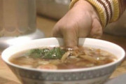 ラーメン屋「へいお待ち！」(親指以外スープに入ってる)