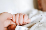 先進国の出生数、減少予測　日本は初の85万人割れも　コロナ禍で先行き不透明に