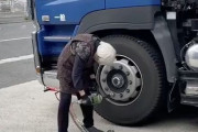 大型トレーラーのタイヤ交換をする、スーパーお婆ちゃんが目撃される