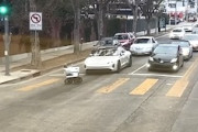 【動画】横断に失敗した出前ロボットのせいで道路が混乱してしまう。