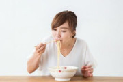 【動画】ラーメン食べる時に一口ごとにいちいちこんなリアクションする女と付き合える？