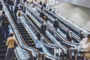 「エスカレーター歩くな条例」広がる