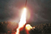 金正恩委員長が新型ロケット砲の試験発射を視察…韓国軍、弾道弾と誤認か！