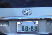 車のナンバーをゾロ目にしてる奴って頭悪そうよな？