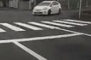 【動画】 信号のない横断歩道で歩行者に配慮したらノーブレーキで追突される衝撃ドラレコ動画が話題に
