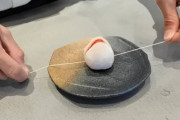 【画像】大福を糸で切って食べる日本の文化ｗｗｗ