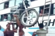 【悲報】インド人、バスの屋根にバイクを括り付けて運ぼうとしてしまう