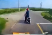 【動画】逆走車が左折のバイクをおもいっきりはねてしまうドラレコ。