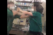 【動画】セブンイレブンの店員が客の前で堂々と喧嘩！ しょうもない理由で喧嘩に発展か？