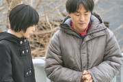 フードつきコートが似合う女子高生ランキング3年連続1位！平手友梨奈×森ガキ監督の映画「さんかく窓の外側は夜」撮影オフショット公開
