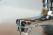 ホテルに泊まったらお風呂の詮を開けたままお湯をずっと出しっぱなしにするよね？