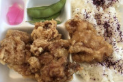 【それ入れる？】ガチニートのお昼ご飯320円の唐揚げ弁当がすごいことにwwwwwwww（画像あり）