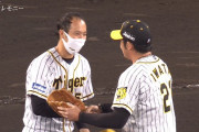 阪神・岩田にグラブを届ける青柳