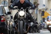 【悲報】トム･クルーズ、ミッションインポッシブル7撮影中バイクで屋根から屋根へ飛び移るシーンで事故