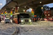 海外「異常気象。6月中旬なのに大量に雪が積もり大渋滞になるメキシコ」