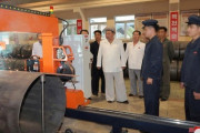 【北朝鮮】金正恩氏が軍需工場を視察、銃を撃つ場面の写真も