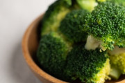 ブロッコリー「タンパク質豊富です、ビタミンも豊富に入ってます、食いやすいです」