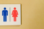 ( ´_ゝ`) 明石市がトイレの色を市民投票「男が青、女が赤」が最多票、その旨公表→意見２件「性的少数者への配慮が足りない」→最多票案撤回、色分けなしに決定
