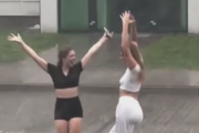 雨の日って楽しすぎる！大雨の中で最高のダンスを踊ろうじゃないか。海外の反応