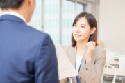 職場の人妻にやたら触られるんやが……