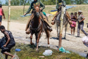 【悲報】テキサスの国境警備隊、黒人を馬で追い回し鞭打ちをかます