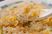 米をスプーンやレンゲで食べるのが好きじゃないんだけど、中華屋で炒飯をお箸で食べてたら…