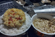 （ヽ´ん`）「高えモンはあらかた食ったけど結局こんなカップ麺と白米がいちばんうめえ」