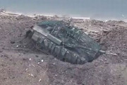 ロシア主力戦車T-90Mがくぼみに落ちる、ウクライナ軍のFPVドローンから逃げ破損！