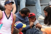 【テニス】全仏オープン参戦の女子選手、八つ当たりでベンチに叩き付けたラケットが跳ね子供に直撃！