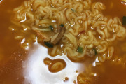 お前ら「辛ラーメンは不味い！旨味がなくて辛いだけだ！」ぼく(食べたことないけど、本当にそうだろうか・・・？)