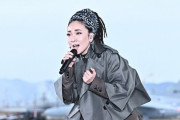 「音楽の日」でMISIAが空自松島基地を訪問、曲技飛行隊のブルーインパルスをバックに歌唱！