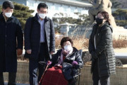【韓国】慰安婦、大統領府への侵入阻止され「私が死ぬことを望んでいるのか」と激怒