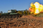 ロシア軍カンテミロフスカヤ戦車師団が第二次世界大戦のT-34-85中戦車を復帰させ実弾砲撃演習を実施！