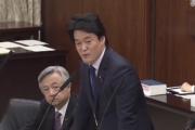 【コニタン悲報】立憲会派・小西洋之「何で半身の体で椅子に肘をついて座っているのか」河野外相「腰が悪くて」小「それは失礼。ただ表情も傲岸不遜で〜」（国会動画）
