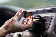 【悲報】新車からCD/DVDプレーヤー消える・・・「スマホやiPodで音楽を楽しむお客様が増えている」