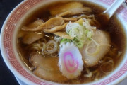 ラーメン屋「物価高で原価がきついのでナルトを乗せるのやめます」