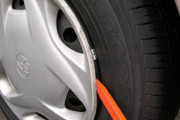 車のタイヤのホイールカバーが外れないのです！！！