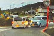 【動画】軽自動車同士の譲れない戦いが事故に（ノ∇`）